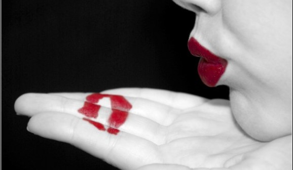 ps-seductive-blowing-a-kiss-Love-sensual-kissing-imajenes-merci-lovebisous-comment-pics-kisses-sweet-pics-lips-red-black-white-lipstick-blow_large